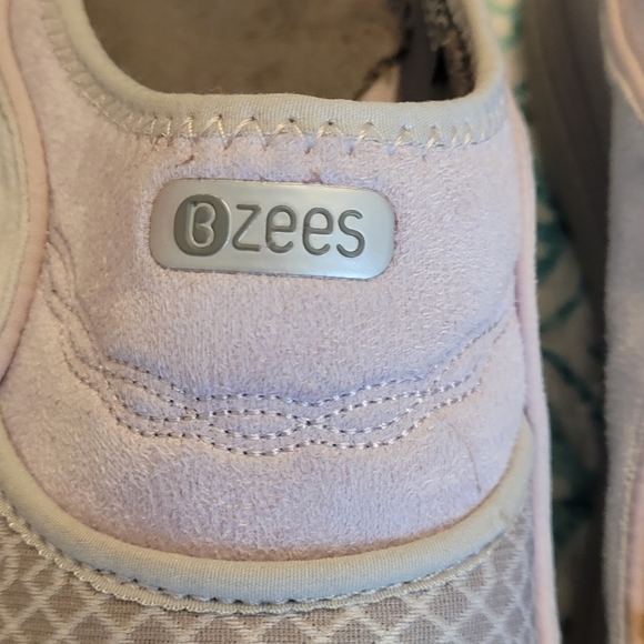 NWOB Womens BZEES mules in light gray/ lavender. Size 10 - Picture 5 of 5